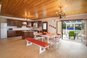 uma cozinha e sala de jantar com mesa e cadeiras em Villa Karavisianikos Faros em Karavádhos