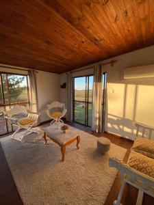 塔夸倫博的住宿－Posada Mahatma，客厅配有沙发和桌子