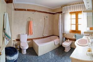une salle de bain avec une baignoire, des toilettes et un lavabo dans l'établissement El Carrascal, à Caravaca de la Cruz 24 autres photos