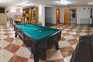 a pool table in the middle of a room at El Carrascal in Caravaca de la Cruz