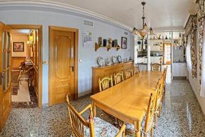 une salle à manger avec une table et des chaises en bois dans l'établissement El Carrascal, à Caravaca de la Cruz