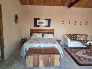 1 dormitorio con 1 cama y 1 sofá en Cabana Refúgio da Mata en Juquitiba