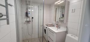 ヘルシンキにあるTop floor 51m2, Balcony, 150 M WiFi, free own parking place, 300m Metroの白いバスルーム(洗濯機、シャワー付) +31枚の写真