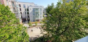 ヘルシンキにあるTop floor 51m2, Balcony, 150 M WiFi, free own parking place, 300m Metroの建物のある街の公園の上空