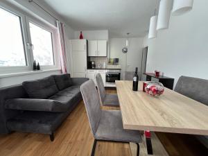 sala de estar con mesa y sofá en Haus Alpina Ski In & Ski Out, en Schladming