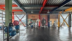 The fitness centre and/or fitness facilities at Cama en Habitación Compartida Mixta