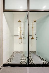 ein Bad mit einer Dusche und einer Glastür in der Unterkunft Cama en Habitación Compartida Mixta in Mexiko-Stadt
