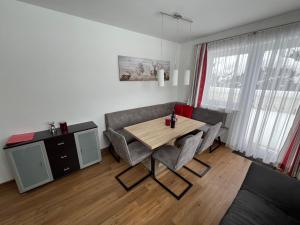 un comedor con mesa y sillas en una habitación en Haus Alpina Ski In & Ski Out, en Schladming