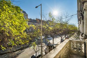 ブダペストにあるGrand Avenue Apartmentの木々と街灯の景色