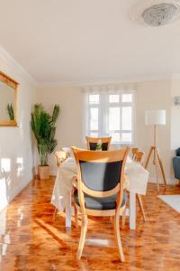 a dining room with a table and chairs at Spacious 3BD Flat - 14 Mins to Buckingham Palace! in London