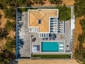 uma vista panorâmica de um edifício com piscina em AJ - Seaview Private Villa em Tsilivi