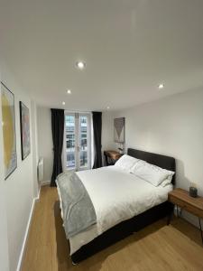 a bedroom with a large white bed and a window at Stunning 3BD Maisonette wBalcony - Old Street! in London