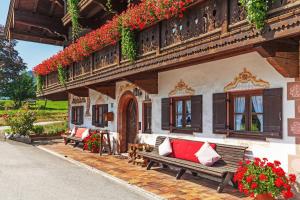 O grădină în afara Gästehaus Menkenbauer inkl. Chiemgaukarte