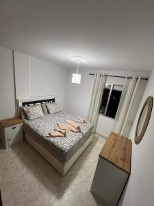 1 dormitorio con cama con chanclas en Penthouse-Complex Cristimar, en Los Cristianos