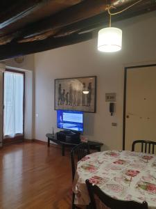 sala de estar con mesa y TV en Residence Vanvitelli en Ancona