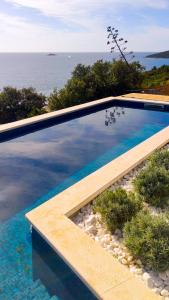 - une piscine avec vue sur l'océan dans l'établissement VillaBlu.EU, à Vinišće