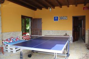 Stolní tenis v ubytování EcoHotel Rural Angiz nebo okolí