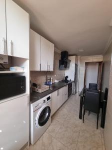 cocina con lavadora y fregadero en Penthouse-Complex Cristimar, en Los Cristianos