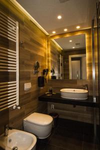 W łazience znajduje się umywalka, toaleta i lustro. w obiekcie B&B Luna Per Te w mieście Rocca di Cambio