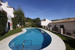 Bazén v ubytovaní El Casar Apartments alebo v jeho blízkosti