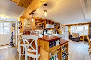 eine Küche mit einer Mittelinsel in einem Haus in der Unterkunft Sugarloaf Valley Escape in Carrabassett