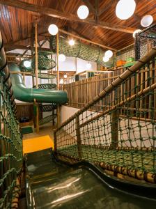- un toboggan dans une salle de jeux avec un toboggan dans l'établissement Clara Dourado, à Dourado 52 autres photos