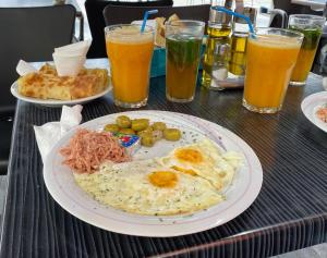 una mesa con una bandeja de comida y bebida para el desayuno en Maïsha House Makundochi Beach, en Makunduchi