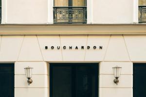 un edificio con un cartel en la parte delantera en Edgar Suites - Bouchardon, en París