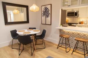 Η κουζίνα ή μικρή κουζίνα στο 2BR Steps to Ocean - Firepit & AC - Walk to Dining +20 φωτογραφίες