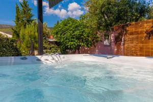 Piscina de la sau aproape de Vacation House-Jacuzzi Garden Selce