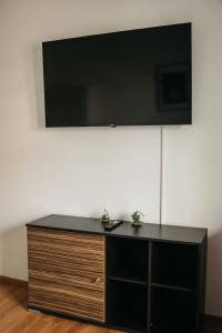 TV i/ili multimedijalni sistem u objektu Macao Apartmani