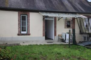 Casa blanca con puerta abierta y porche en Maison à la campagne pour 7 pers, wifi et parking en Aube-sur-Rîle
