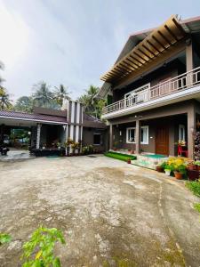 ein großes Haus mit einer Einfahrt davor in der Unterkunft Linn View Home Stay Munnar in Munnar