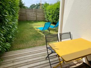2 chaises et une table sur une terrasse avec une table et des chaises dans l'établissement La Pause de Mérimée - Jardin - Parking, à Vannes