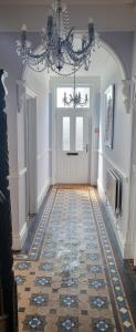 um corredor com uma porta com piso em azulejo em Purbeck Lodge em Swanage