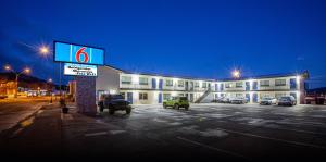 a large building with cars parked in a parking lot at Motel 6 Williams AZ Downtown Grand Canyon in Williams