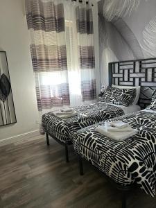 波隆那的住宿－B&B La Fenice，两张睡床彼此相邻,位于一个房间里
