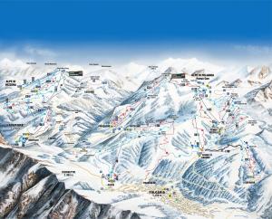 una estación de esquí en una montaña con montañas cubiertas de nieve en PANORAMA SportHOTEL, en Folgaria