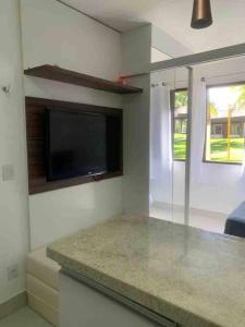 オリベンサにあるApartamento frente ao mar condomínio Jubiabá ilhéus olivençaの壁に薄型テレビが備わる客室です。