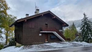 un petit bâtiment avec un escalier dans la neige dans l'établissement TARDEVANT 21, au Grand-Bornand