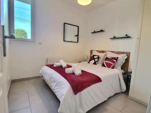 a bedroom with a bed with two pillows on it at *Au Bord du Canal*Entre Paris et Disneyland in Chelles