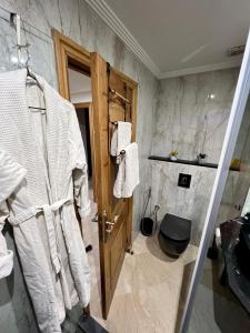 a bathroom with a shower with white towels at Maarif Cosy 4 lits Parking wifi Netflix Gratuit in Casablanca
