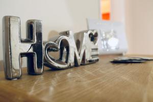 metalowy znak, który mówi miłość na drewnianym stole w obiekcie Nikis apartment w mieście Larisa