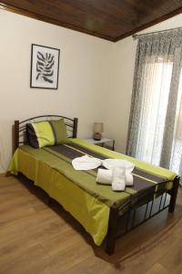 - une chambre avec un lit et des serviettes dans l'établissement Nikis apartment, à Larissa