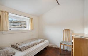 um quarto com uma cama, uma janela e uma cadeira em Awesome Apartment In Ringkbing With Wifi em Ringkøbing