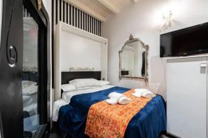 um quarto com uma cama com duas toalhas em APT 2 in the historic center Bari em Bari