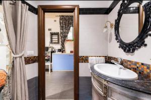 uma casa de banho com um lavatório e um espelho em APT 2 in the historic center Bari em Bari