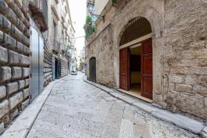 um beco numa cidade velha com edifícios de pedra em APT 2 in the historic center Bari em Bari