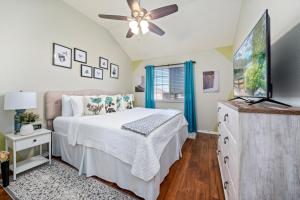 a bedroom with a bed and a ceiling fan at Home Away From Home with King Bed, WiFi and Lots of Amenities in Killeen