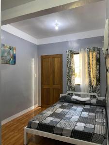 Postel nebo postele na pokoji v ubytování Maicaellas Transient Room